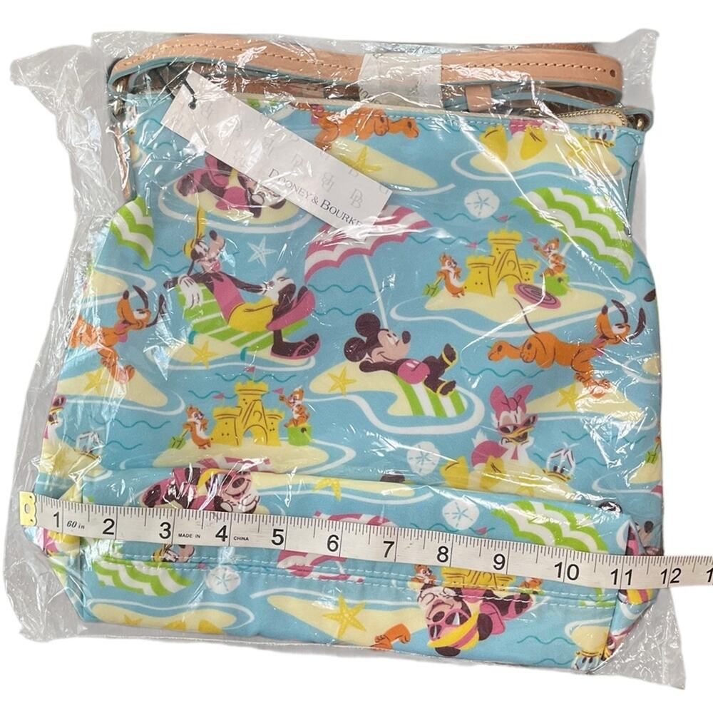 Disney Aulani Dooney & Bourke Crossbody Bag Beaches Fab 5 NWT RARE 10 X 12 X 3 - Picture 4 of 7